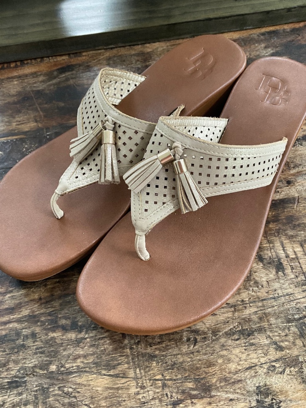 Gold leather wedge sandals,9/10.